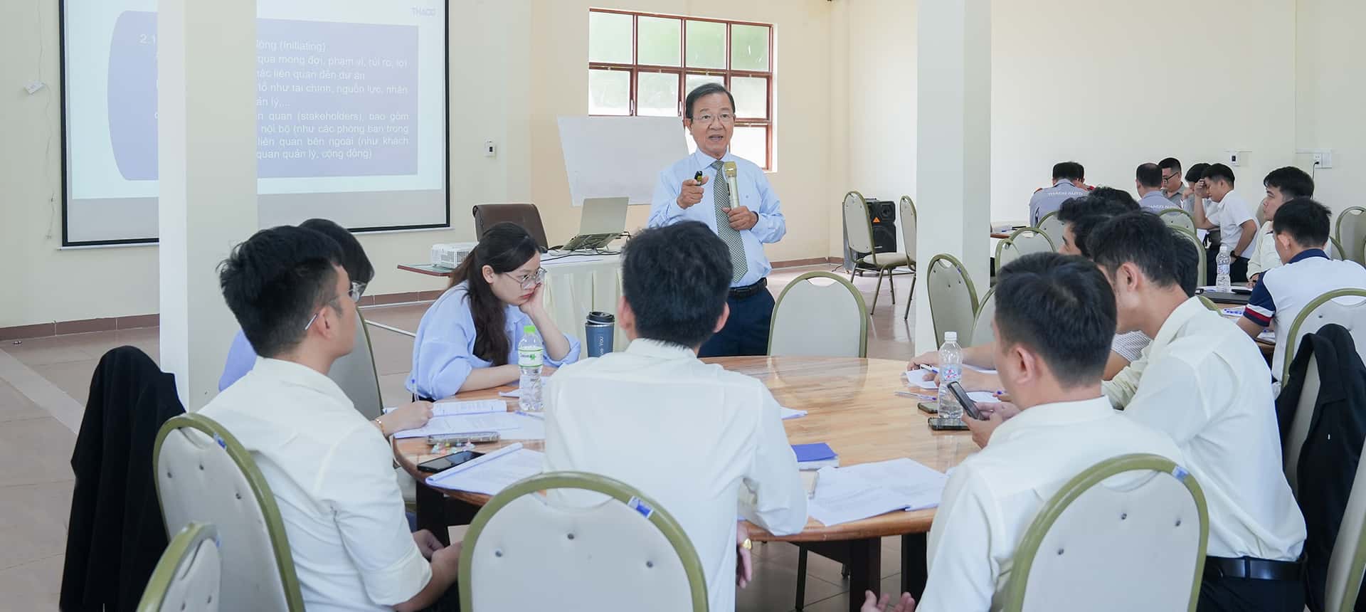 Nearly 200 employees who are managers and specialists from companies and units at THACO Chu Lai participated in the training course.