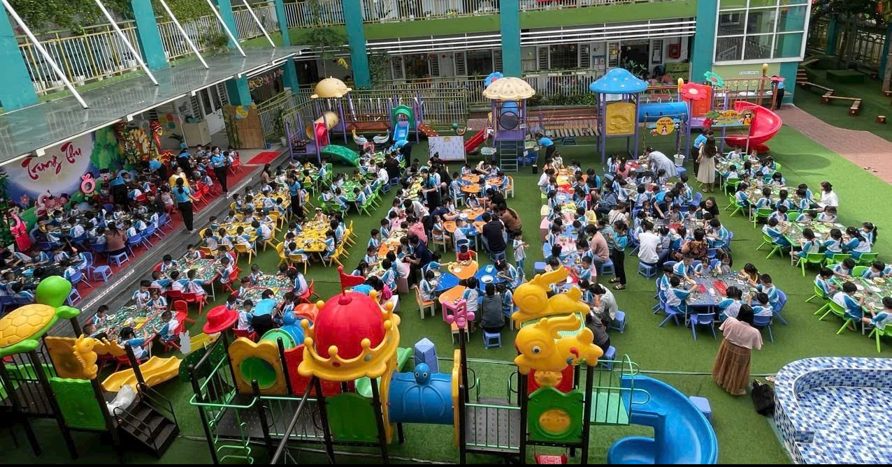 Trường mầm non hiện đại không thu quỹ, không vận động tài trợ từ phụ huynh- Ảnh 2. Ngày hội ba mẹ và bé cùng trang trí lồng đèn trung thu diễn ra ở sân trường