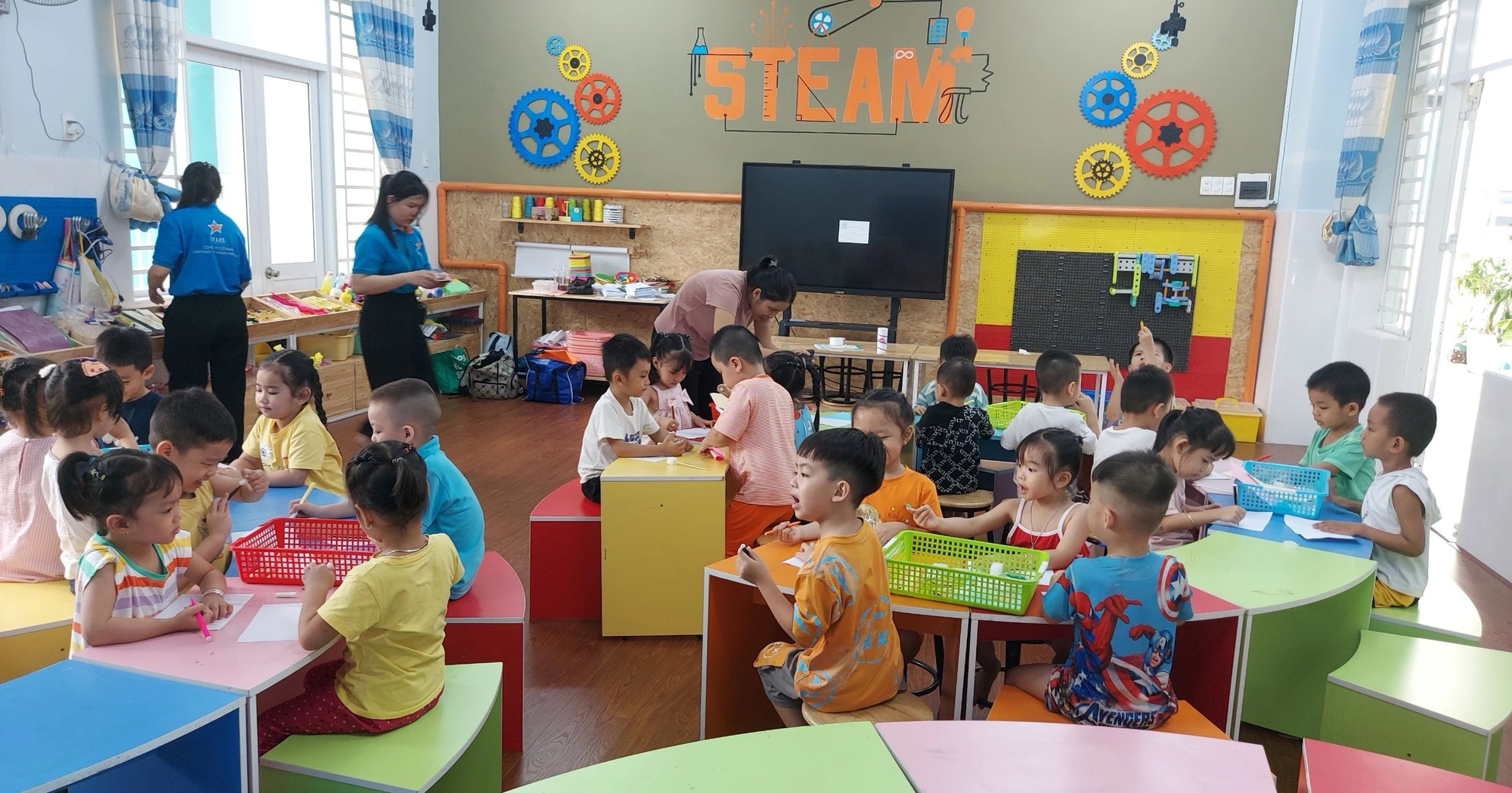 Trường mầm non hiện đại không thu quỹ, không vận động tài trợ từ phụ huynh- Ảnh 4. Trẻ trong giờ học tại phòng STEAM