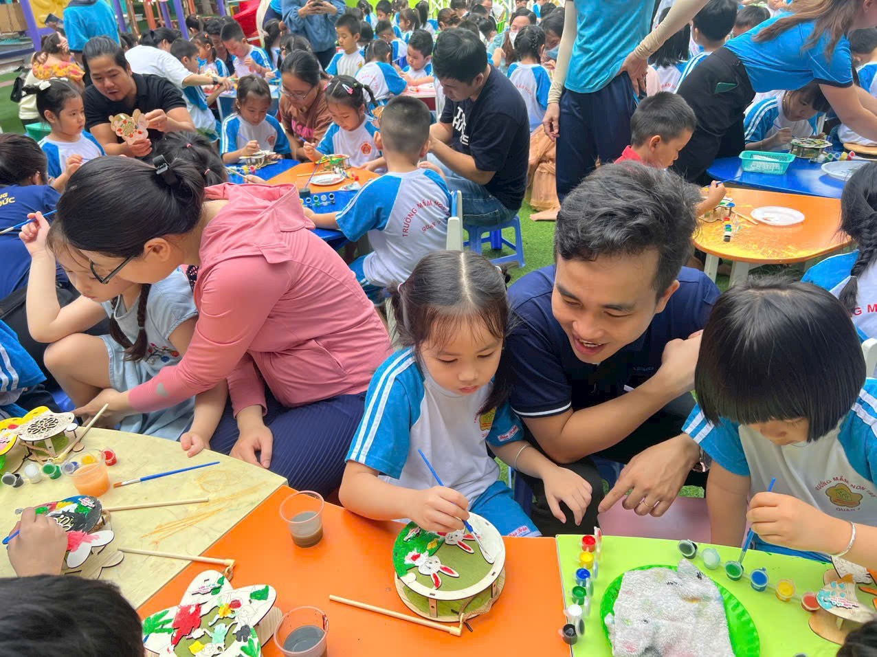 Trường mầm non hiện đại không thu quỹ, không vận động tài trợ từ phụ huynh- Ảnh 8. Cha mẹ vào trường cùng con trang trí lồng đèn