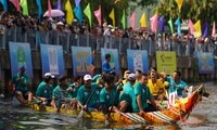Hàng trăm người dân TPHCM chen chân xem đua ghe ngo trên kênh Nhiêu Lộc