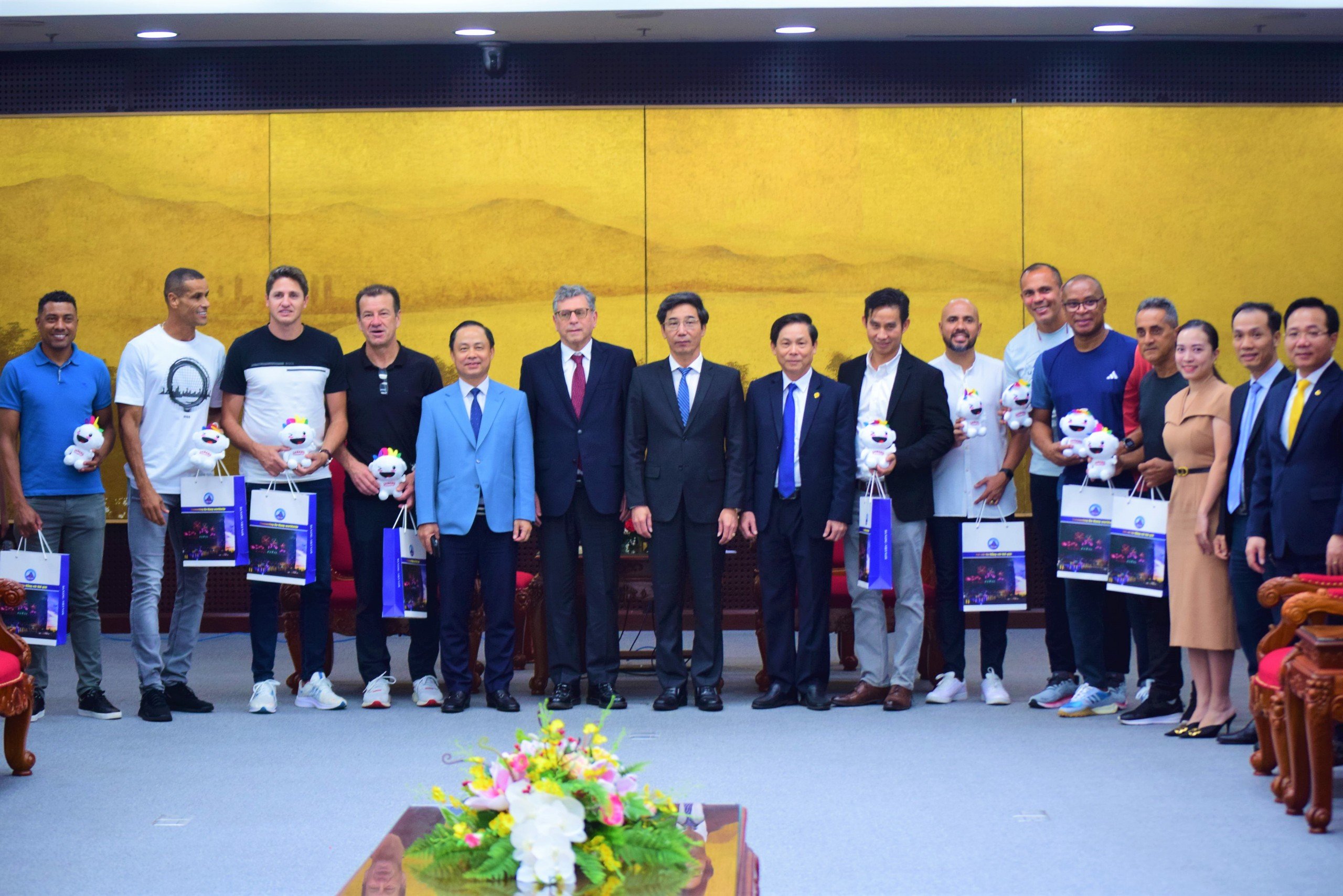 L'ambassadeur extraordinaire et plénipotentiaire du Brésil au Vietnam, Marco Farani, et de célèbres footballeurs brésiliens ont pris des photos commémoratives avec les dirigeants du Comité populaire de la ville de Da Nang.