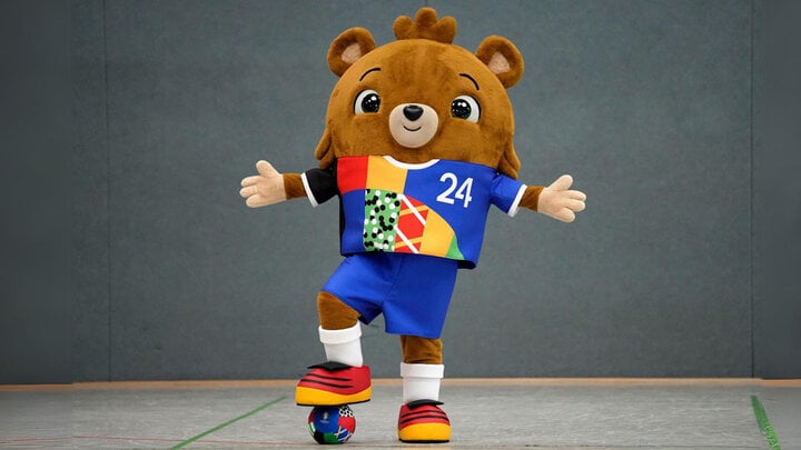 EURO 2024는 토너먼트에서 곰 캐릭터를 마스코트로 선택한 최초의 대회입니다.