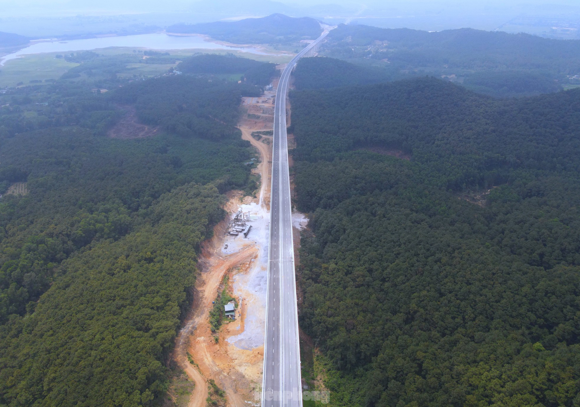 Toàn cảnh 30 km cao tốc Diễn Châu - Bãi Vọt trước ngày thông xe ảnh 14