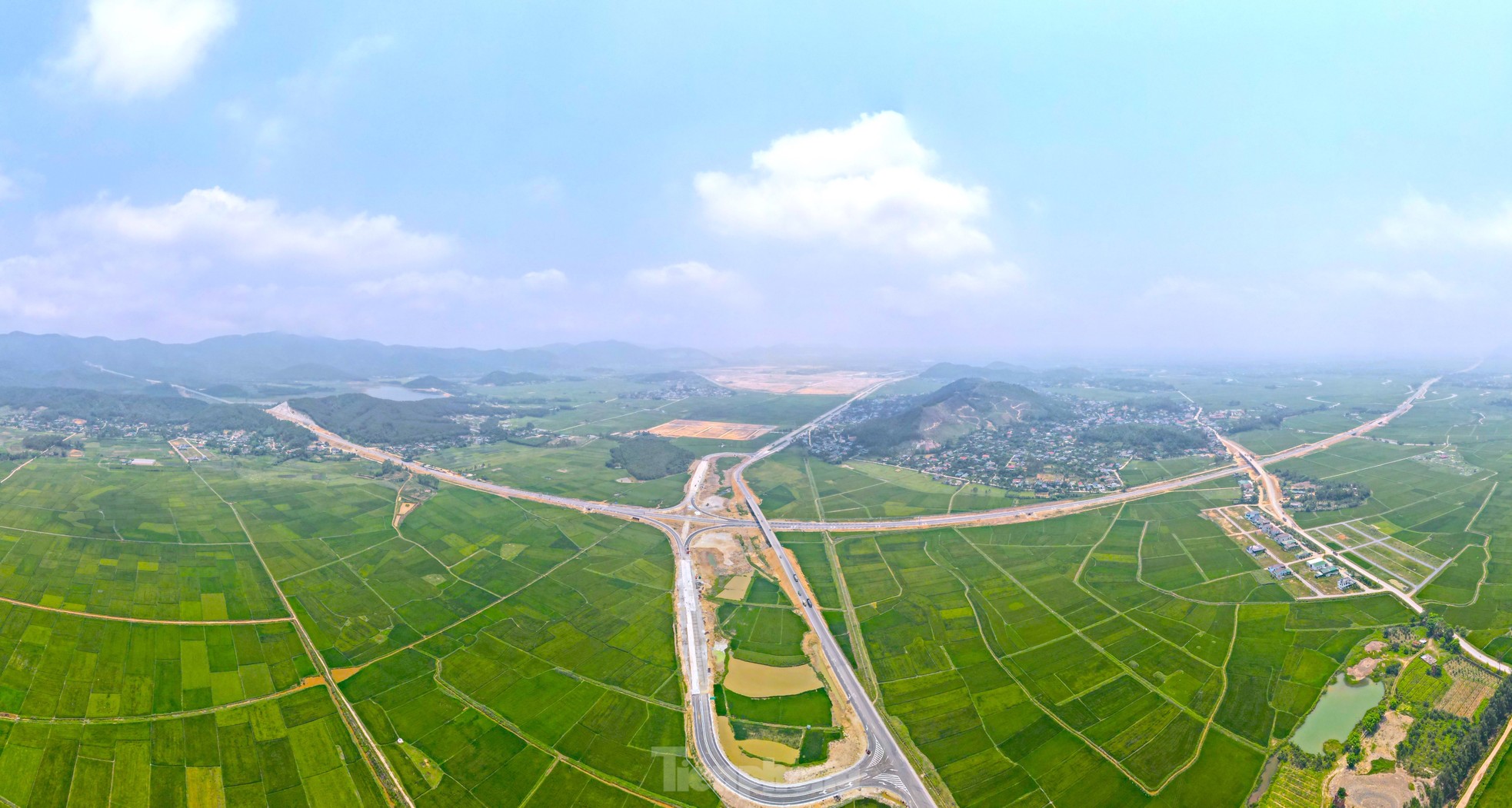 Toàn cảnh 30 km cao tốc Diễn Châu - Bãi Vọt trước ngày thông xe ảnh 16