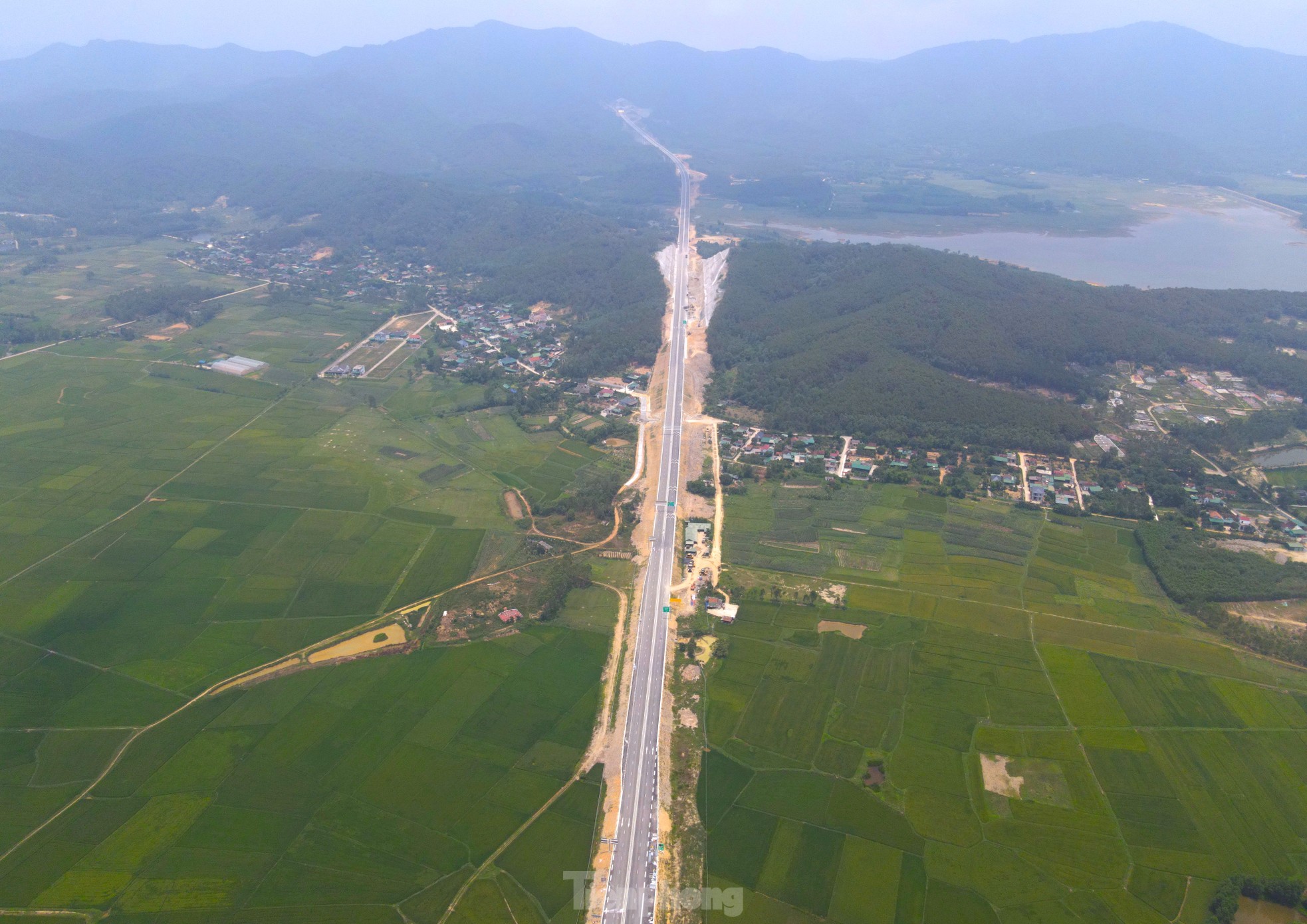 Toàn cảnh 30 km cao tốc Diễn Châu - Bãi Vọt trước ngày thông xe ảnh 18