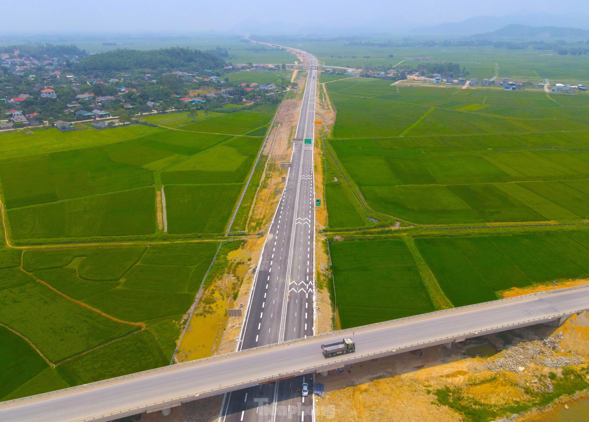 Toàn cảnh 30 km cao tốc Diễn Châu - Bãi Vọt trước ngày thông xe ảnh 19