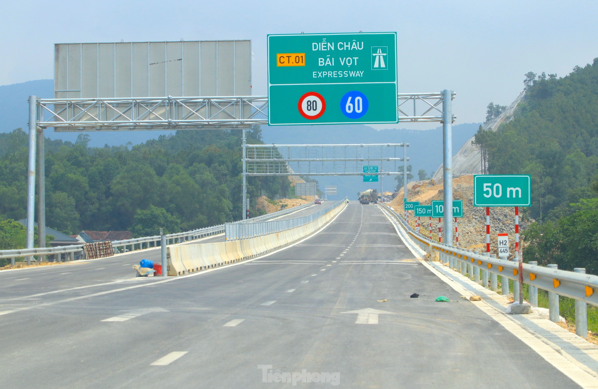 Toàn cảnh 30 km cao tốc Diễn Châu - Bãi Vọt trước ngày thông xe ảnh 21