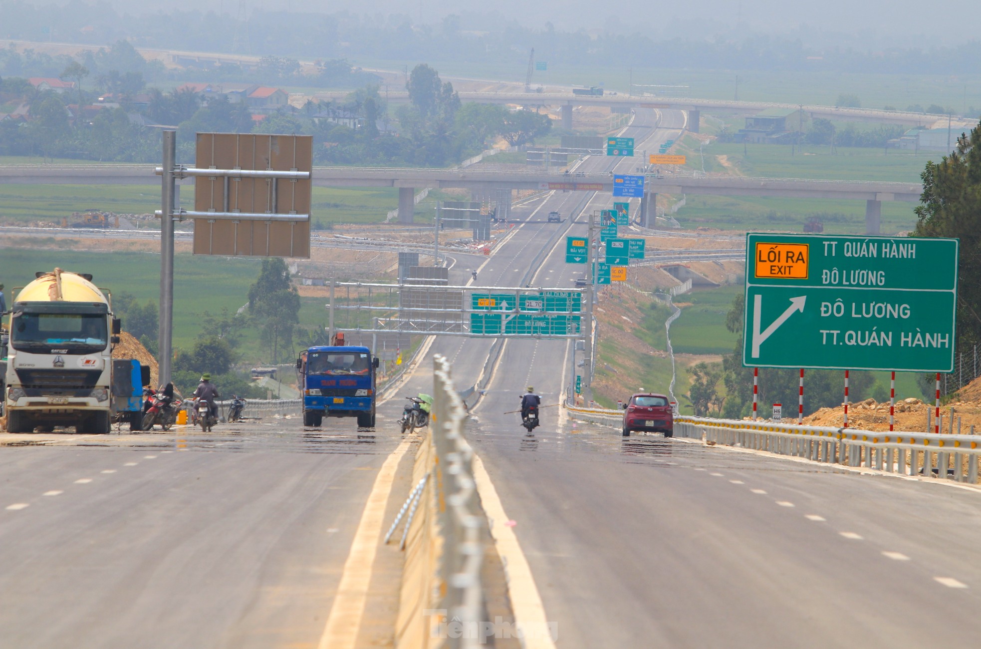 Toàn cảnh 30 km cao tốc Diễn Châu - Bãi Vọt trước ngày thông xe ảnh 20