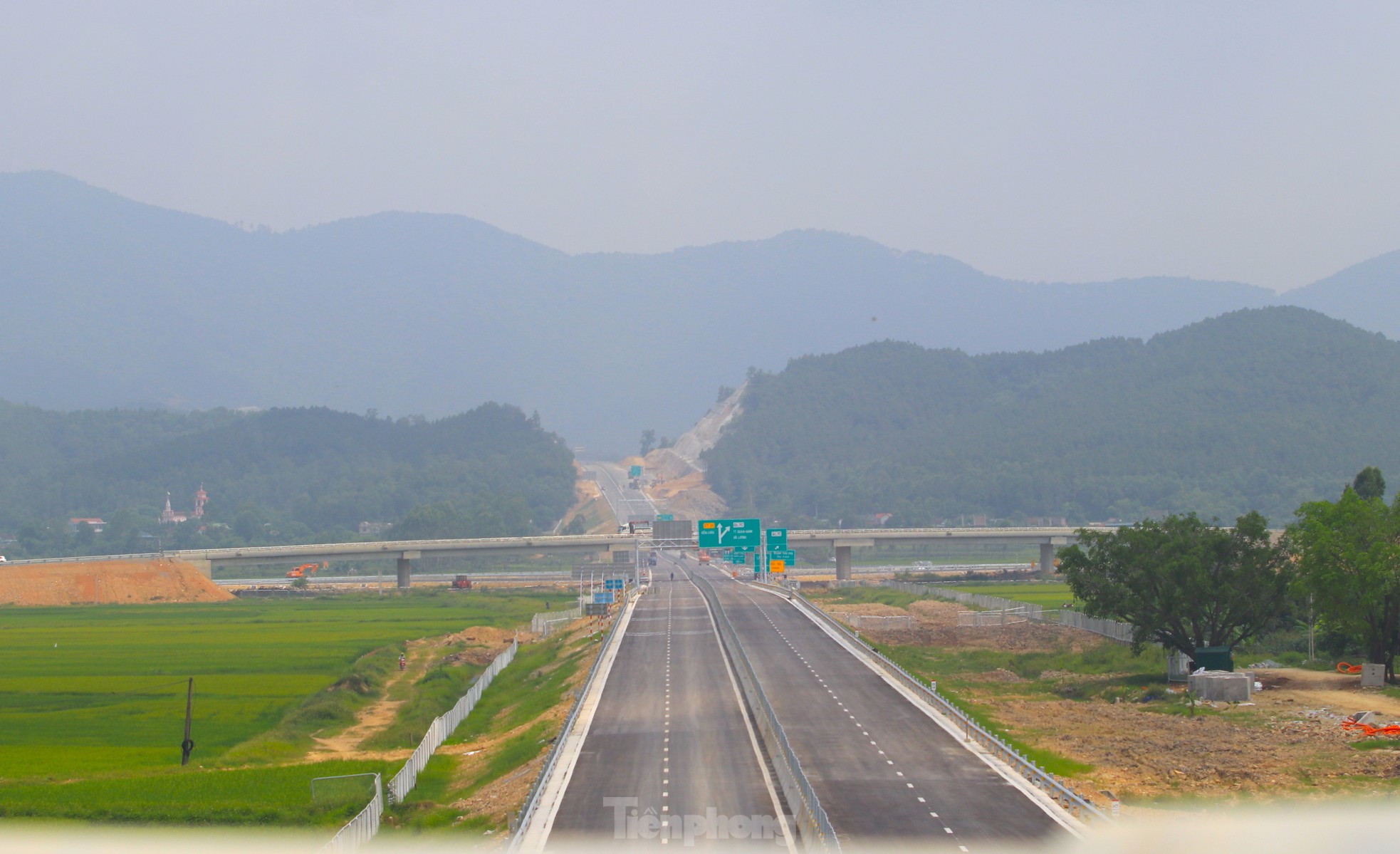 Toàn cảnh 30 km cao tốc Diễn Châu - Bãi Vọt trước ngày thông xe ảnh 25