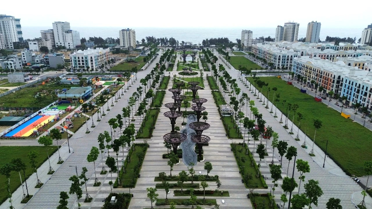 Biển Sầm Sơn đông nghịt trong ngày đầu nghỉ lễ 30.4 - 1.5- Ảnh 5. Biển Sầm Sơn đông nghịt trong ngày đầu nghỉ lễ 30.4 - 1.5- Ảnh 5.