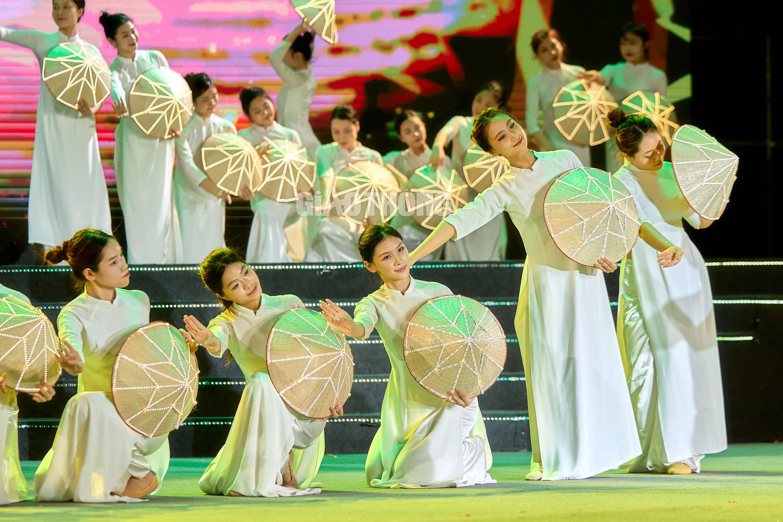Đêm khai hội du lịch biển Sầm Sơn rực rỡ sắc màu- Ảnh 7. Đêm khai hội du lịch biển Sầm Sơn rực rỡ sắc màu- Ảnh 7.