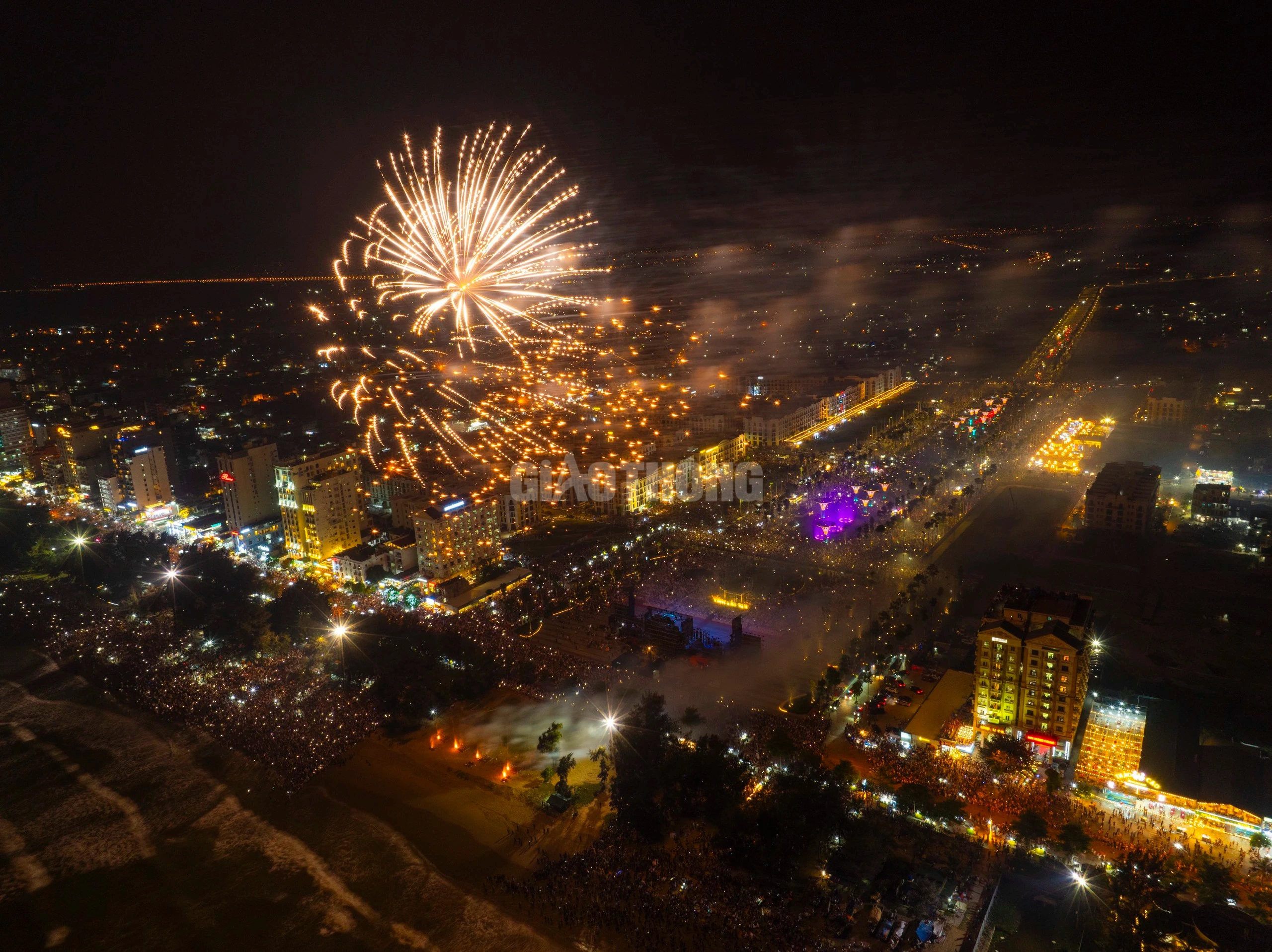 Der Eröffnungsabend des farbenfrohen Strandtourismusfestivals Sam Son – Foto 9.