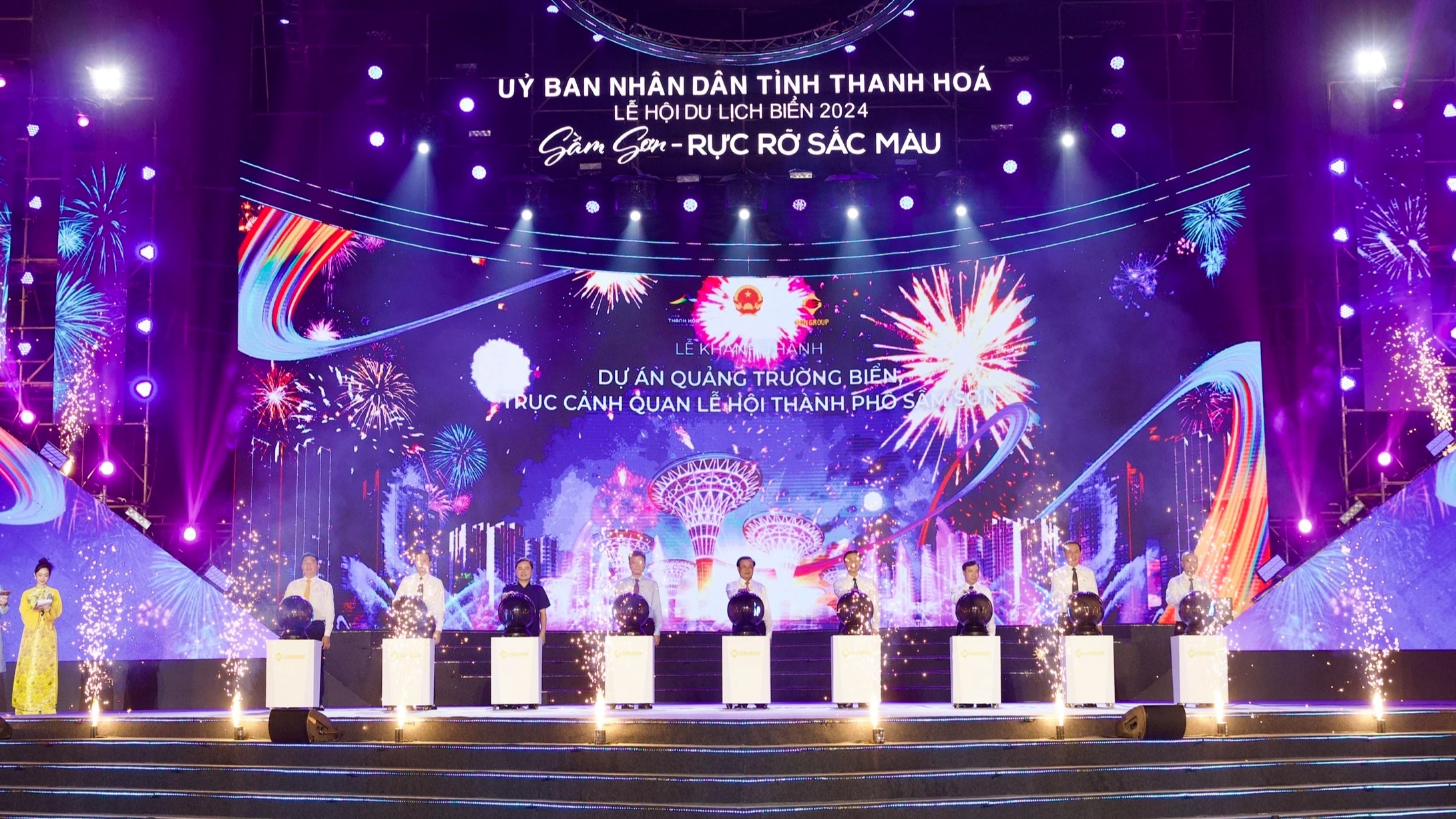 Führungskräfte der Provinz Thanh Hoa, der Stadt Sam Son und Delegierte nahmen an der Einweihungszeremonie des Sea Square teil – der Landschaftsachse des Sam Son Festivals