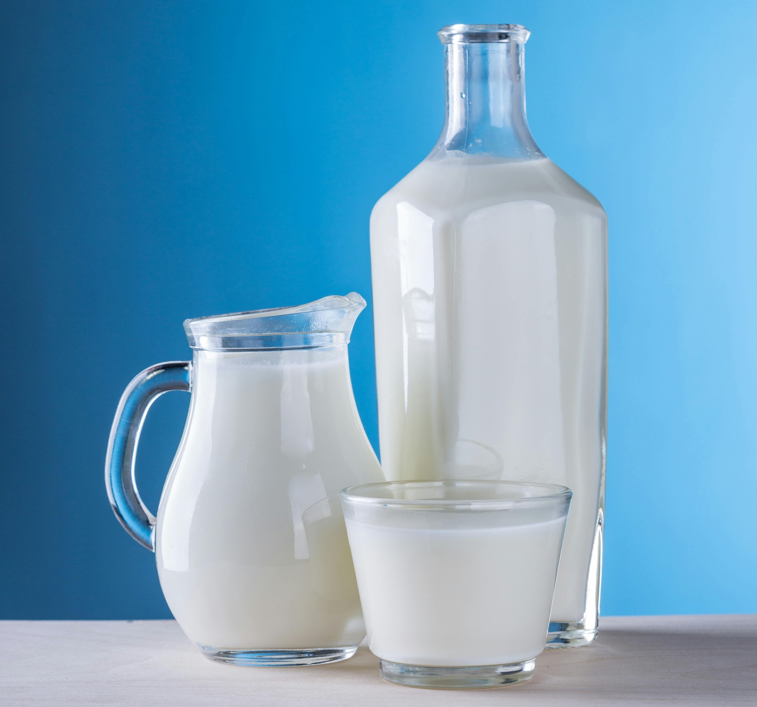 При расстройстве желудка людям следует избегать молока и молочных продуктов.