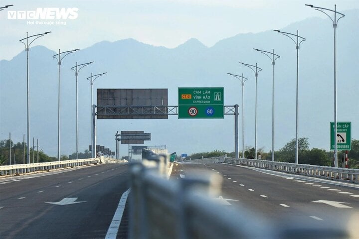 Dự án cao tốc Cam Lâm - Vĩnh Hảo khởi công tháng 11/2021 có chiều dài khoảng 78,5 km đi qua 3 tỉnh Khánh Hòa, Ninh Thuận và Bình Thuận với tổng vốn đầu tư 8.925 tỷ đồng. (Ảnh: Minh Minh)