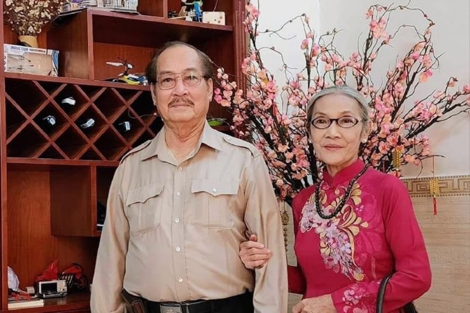 Artist Thanh Hien and his wife in 2023. Photo: Provided by the character