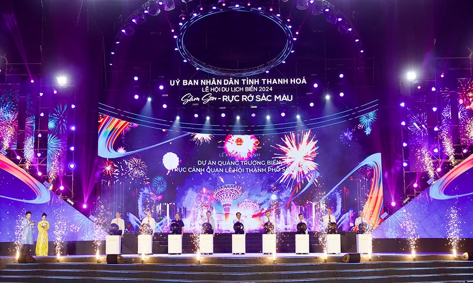 Центральные лидеры, руководители провинции Тханьхоа и делегаты провели церемонию открытия, официально введя в эксплуатацию Морскую площадь и фестивальную ландшафтную ось города Самшон.