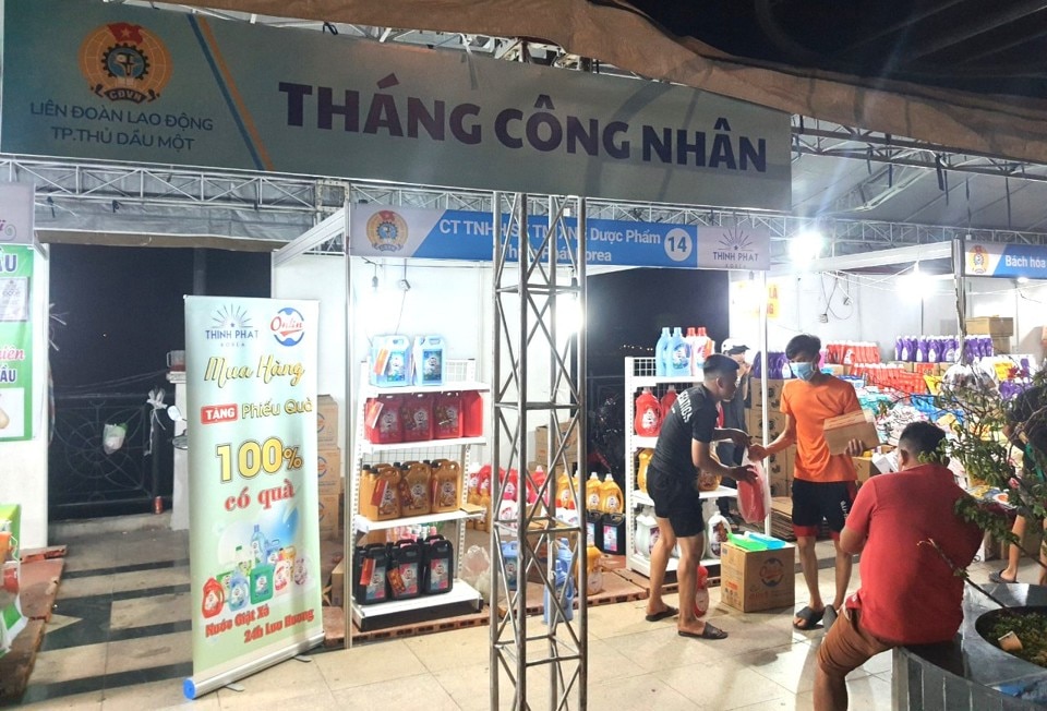 Der Arbeitermonat mit „Rabattständen“ und „Gratisständen“ ist ein Ort, um Freude mit Arbeitern in Binh Duong zu teilen.
