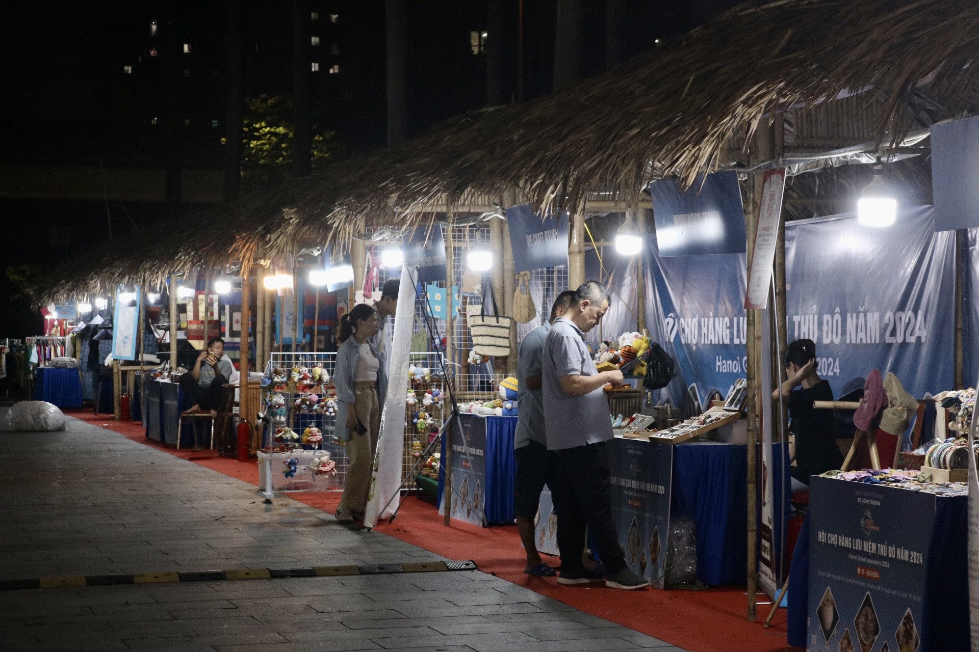 L'artisanat et les objets faits à la main attirent les clients à la foire aux souvenirs de la capitale photo 4