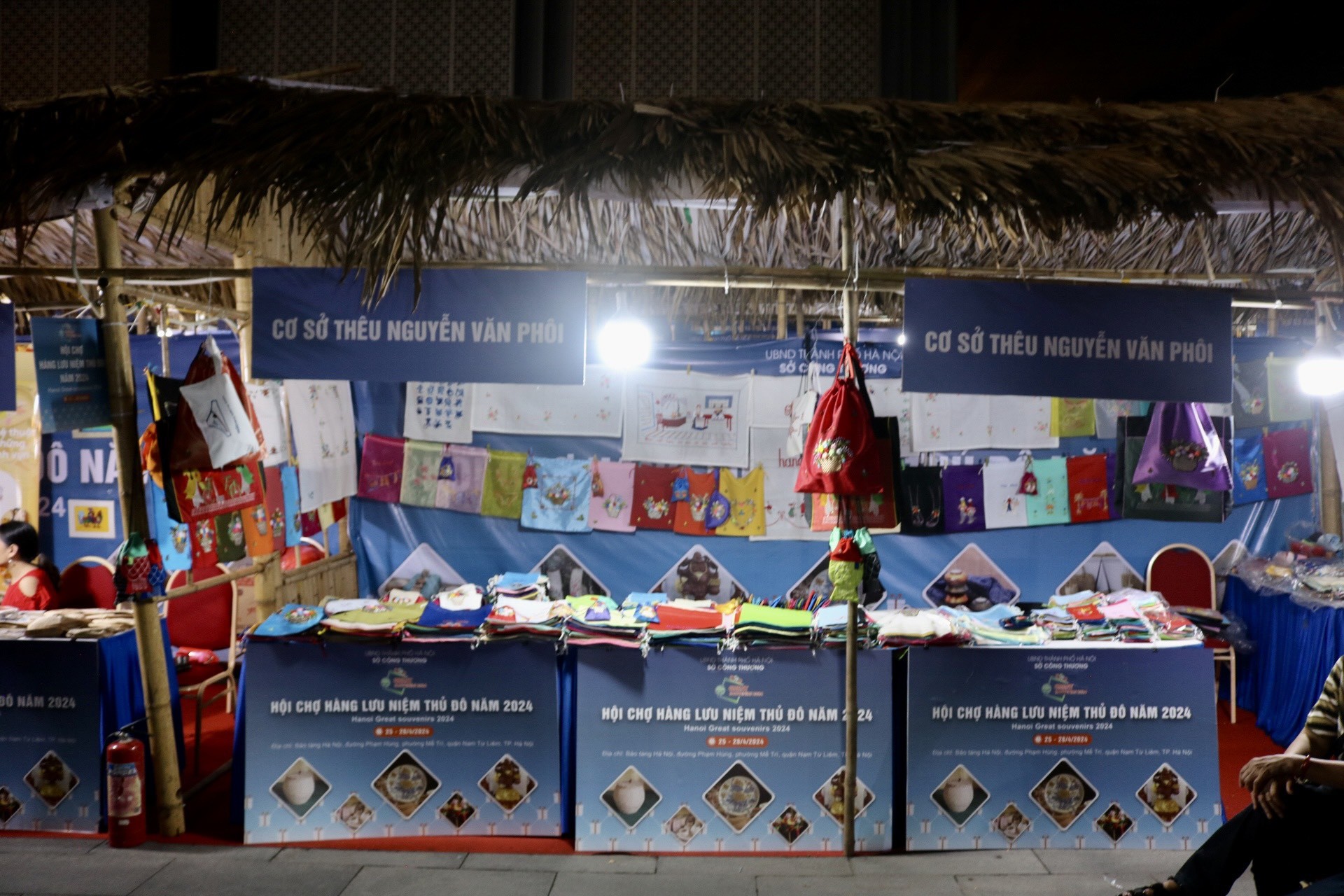 L'artisanat et les objets faits à la main attirent les clients à la foire aux souvenirs de la capitale photo 6