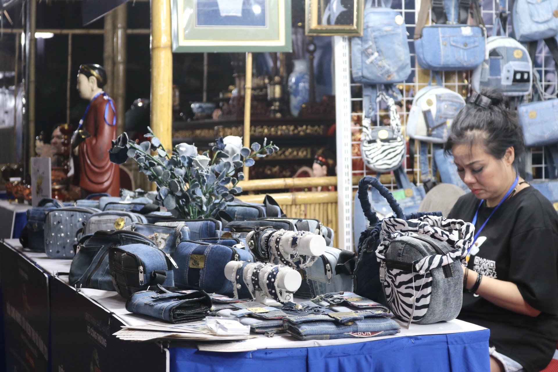 L'artisanat et les objets faits à la main attirent les clients à la foire aux souvenirs de la capitale photo 9