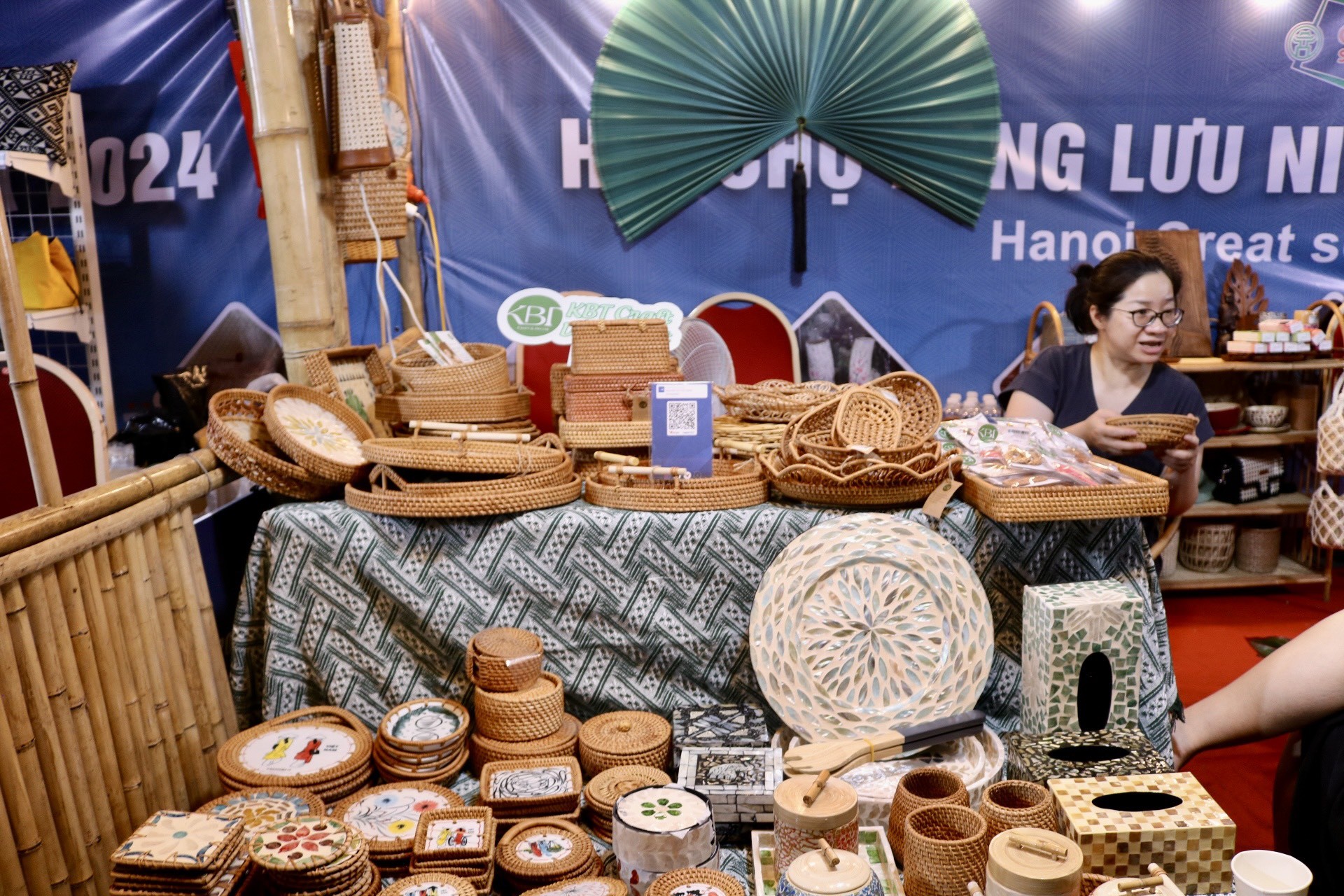 L'artisanat et les objets faits à la main attirent les clients à la foire aux souvenirs de la capitale photo 11