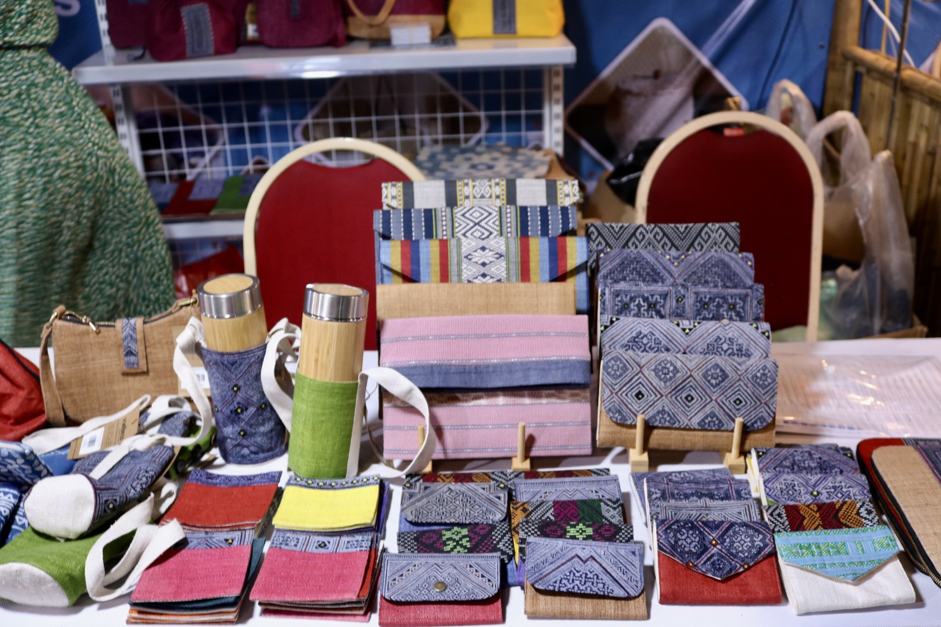 Handicrafts and handmade items attract customers at the Capital's souvenir fair photo 12