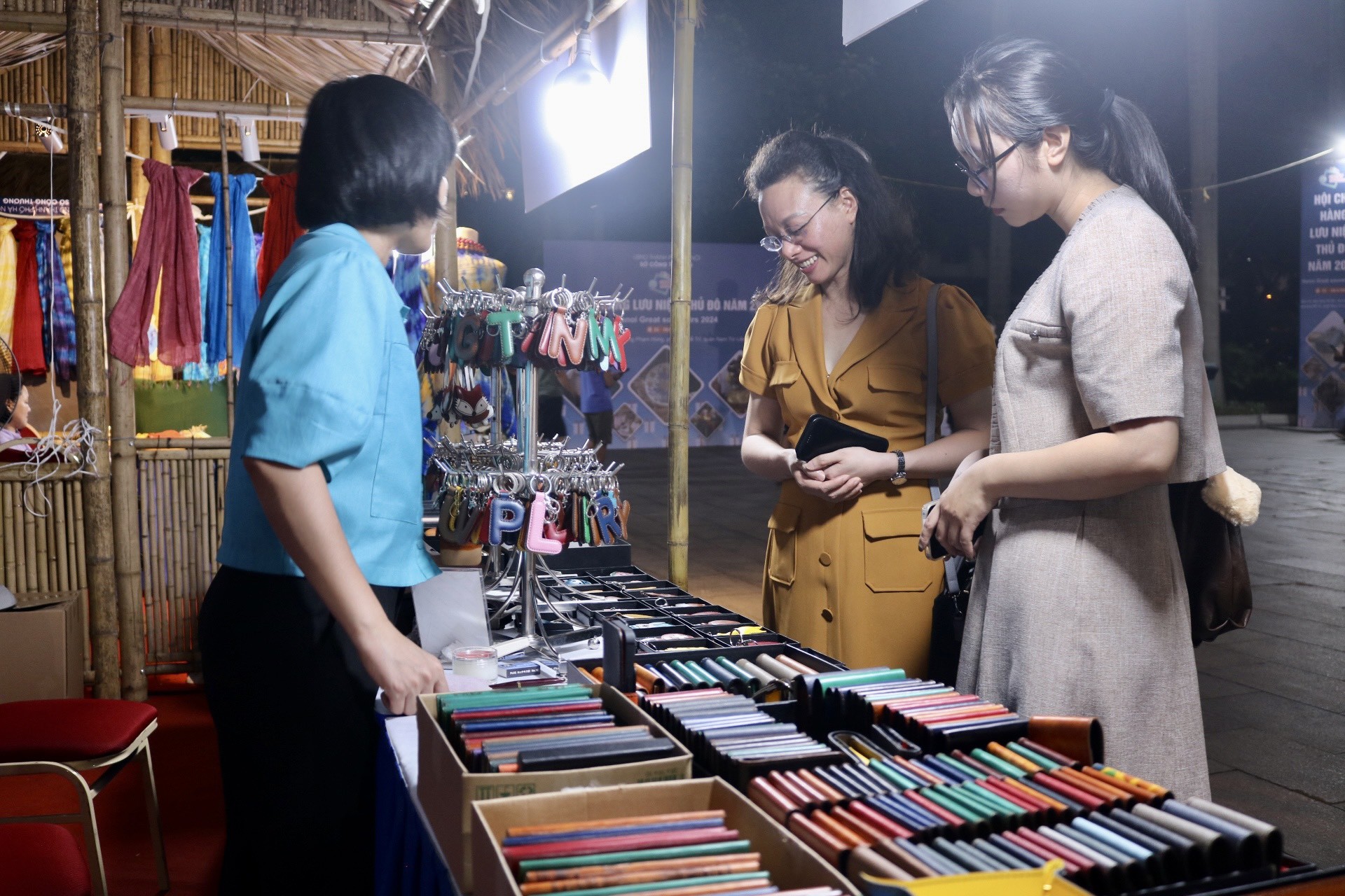 L'artisanat et les objets faits à la main attirent les clients à la foire aux souvenirs de la capitale photo 14