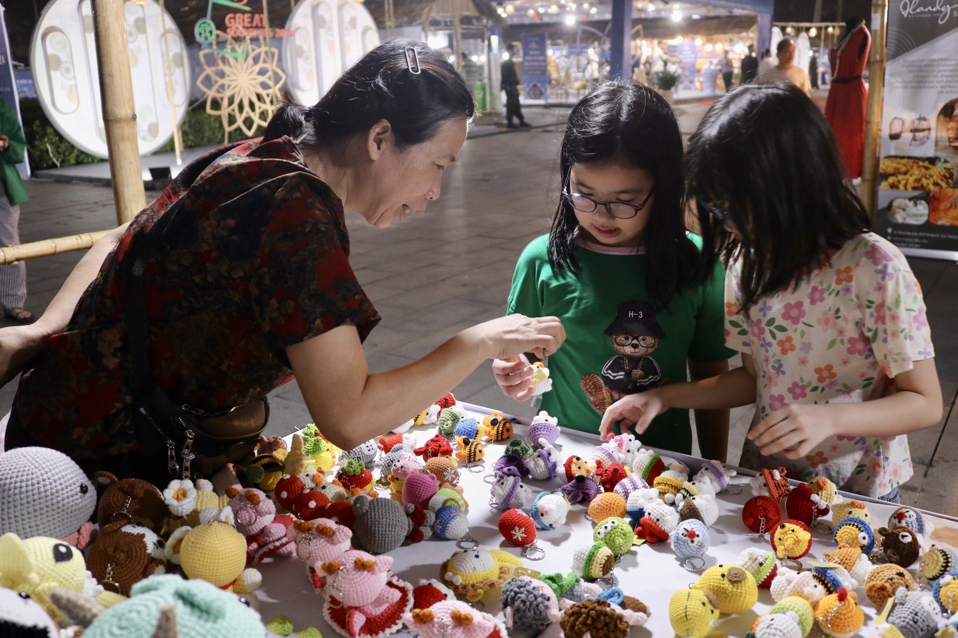 L'artisanat et les objets faits à la main attirent les clients à la foire aux souvenirs de la capitale photo 22