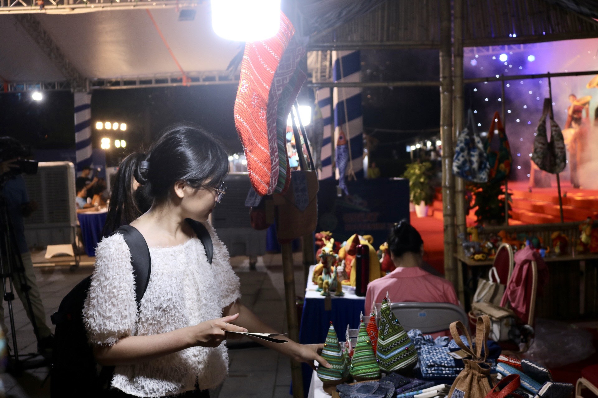 Handicrafts and handmade items attract customers at the Capital's souvenir fair photo 23