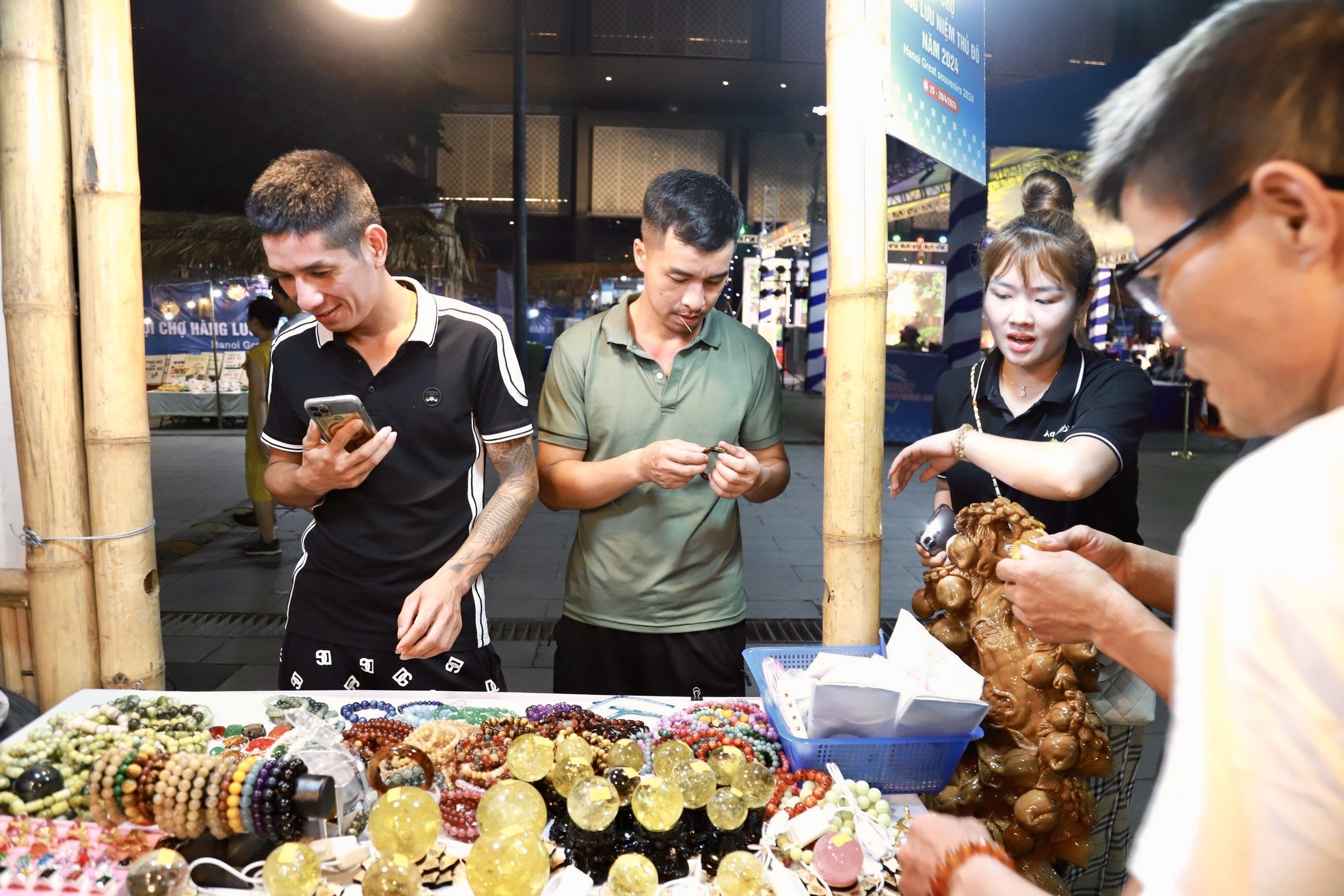 L'artisanat et les objets faits à la main attirent les clients à la foire aux souvenirs de la capitale photo 25