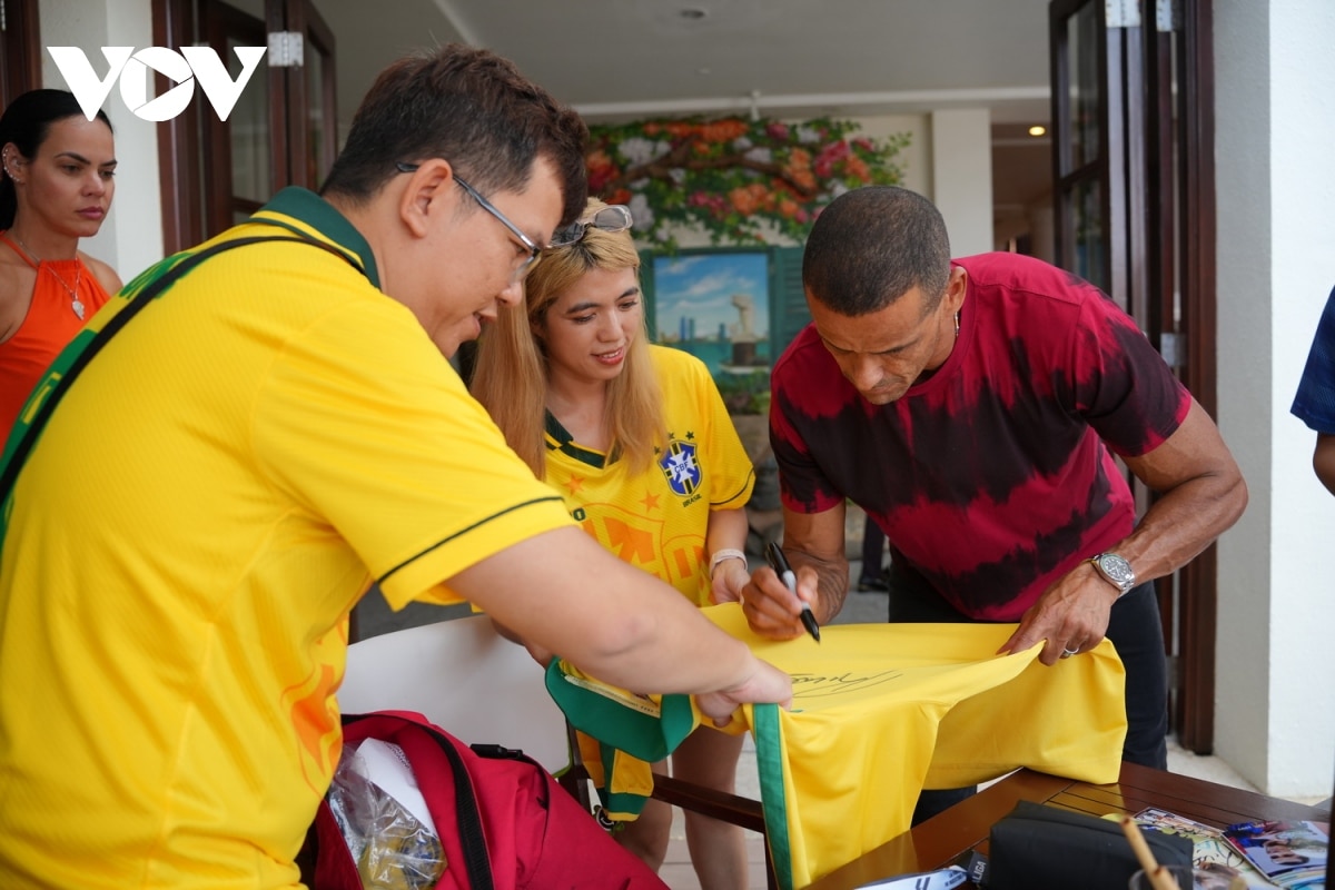 Звезды бразильского футбола любимы многими людьми. Горячие изображения Дананг Чао Дон 12.