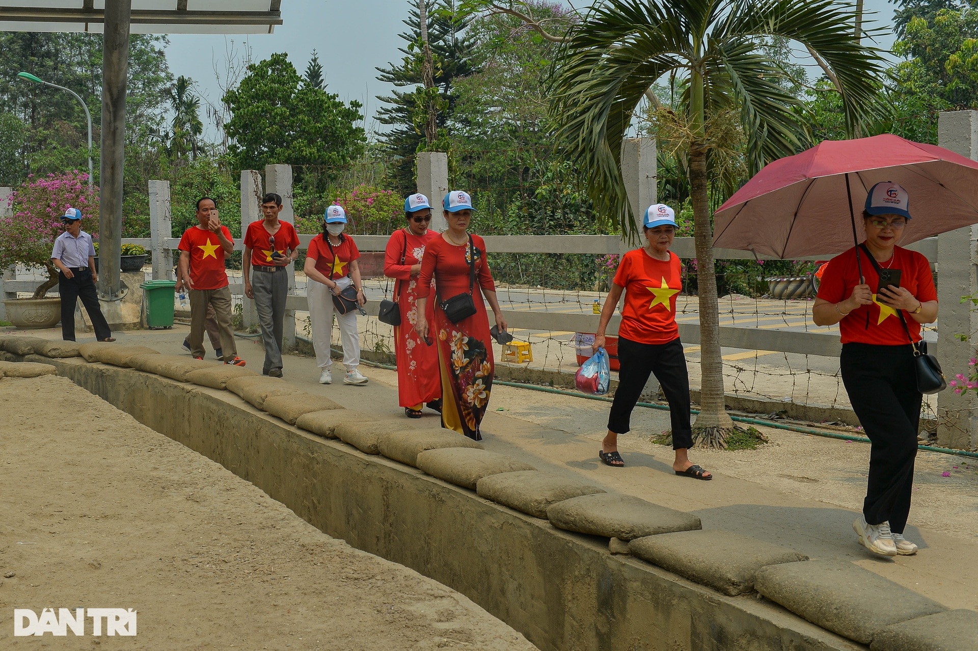 Les touristes affluent pour visiter les reliques historiques de Dien Bien Phu - 2