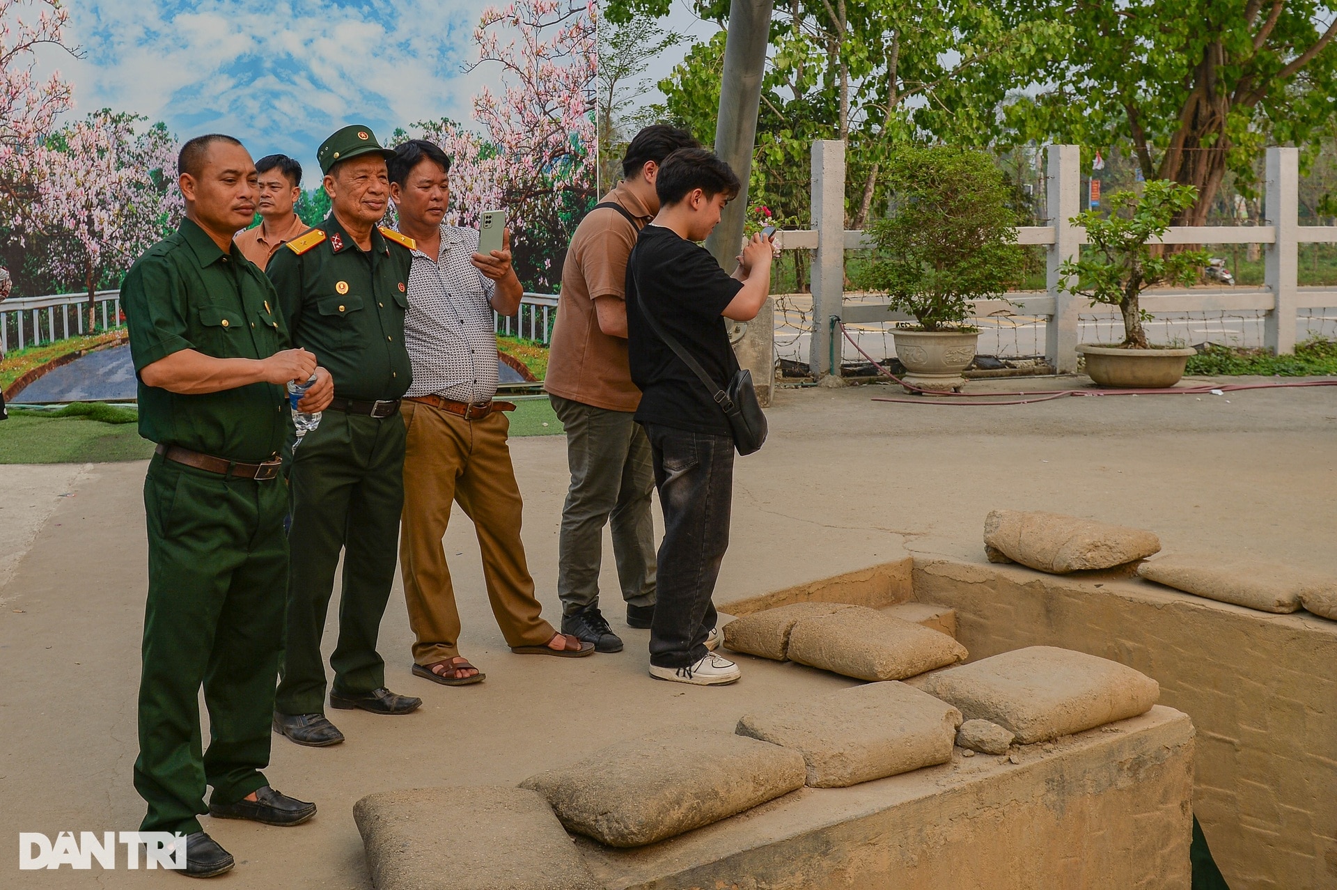 Les touristes affluent pour visiter les reliques historiques de Dien Bien Phu - 3