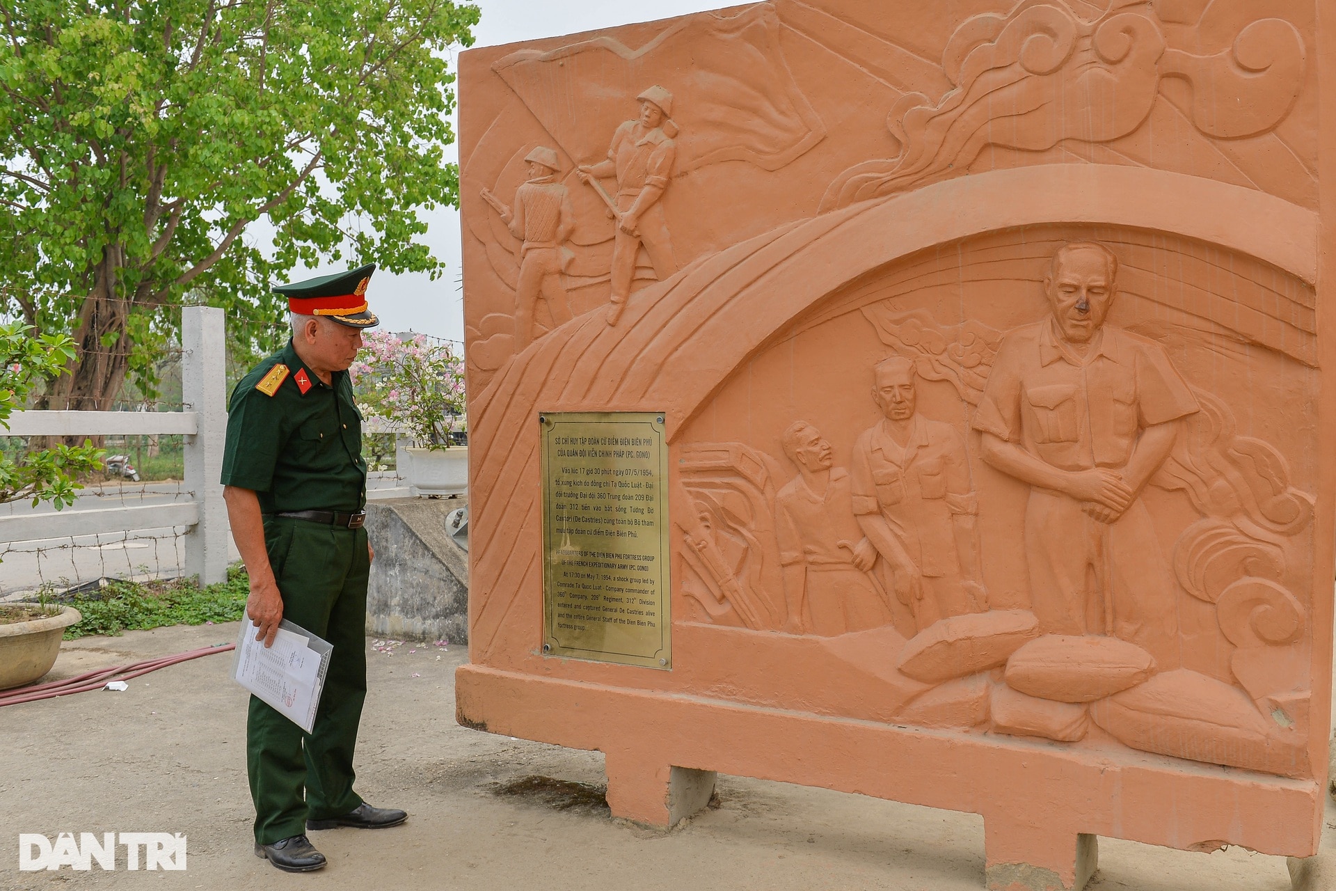 Les touristes affluent pour visiter les reliques historiques de Dien Bien Phu - 5