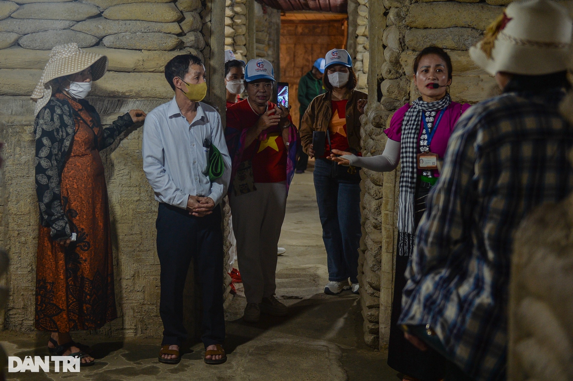 Les touristes affluent pour visiter les reliques historiques de Dien Bien Phu - 6