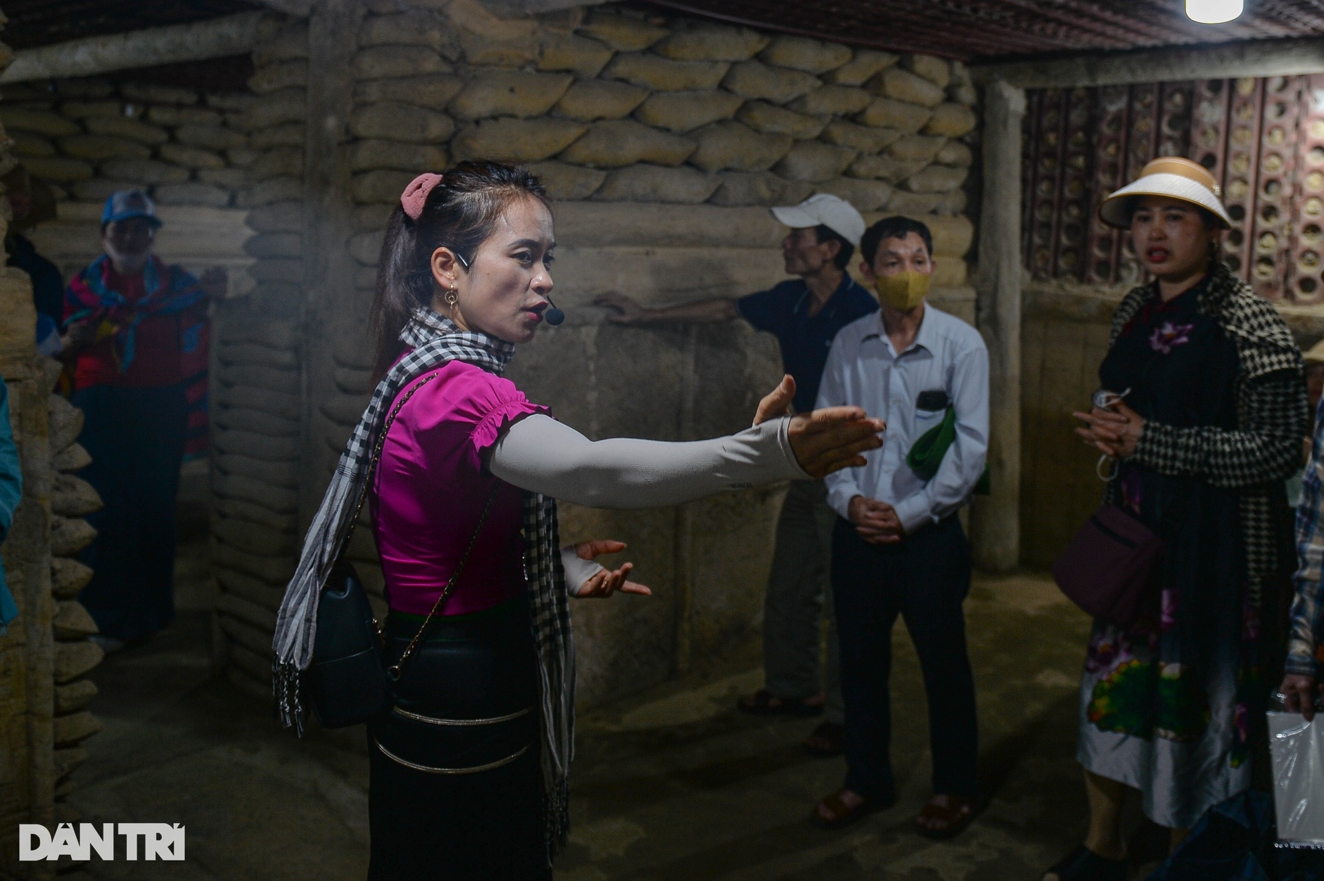 Les touristes affluent pour visiter les reliques historiques de Dien Bien Phu - 7