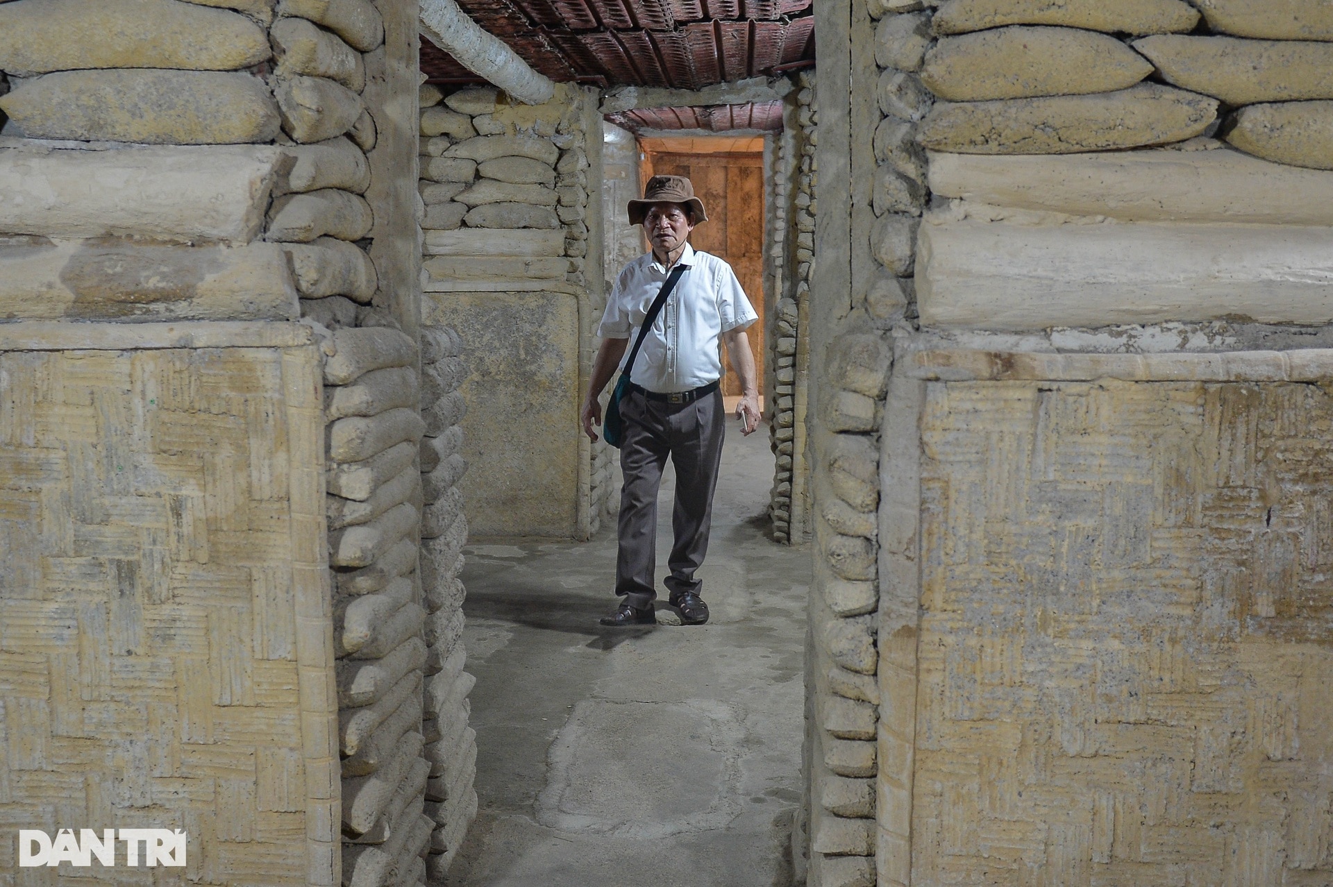 Les touristes affluent pour visiter les reliques historiques de Dien Bien Phu - 8