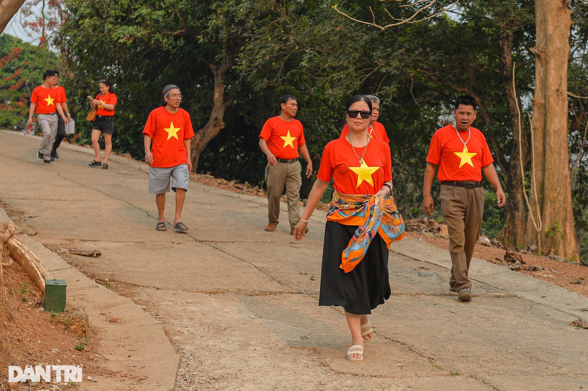 Les touristes affluent pour visiter les reliques historiques de Dien Bien Phu - 10