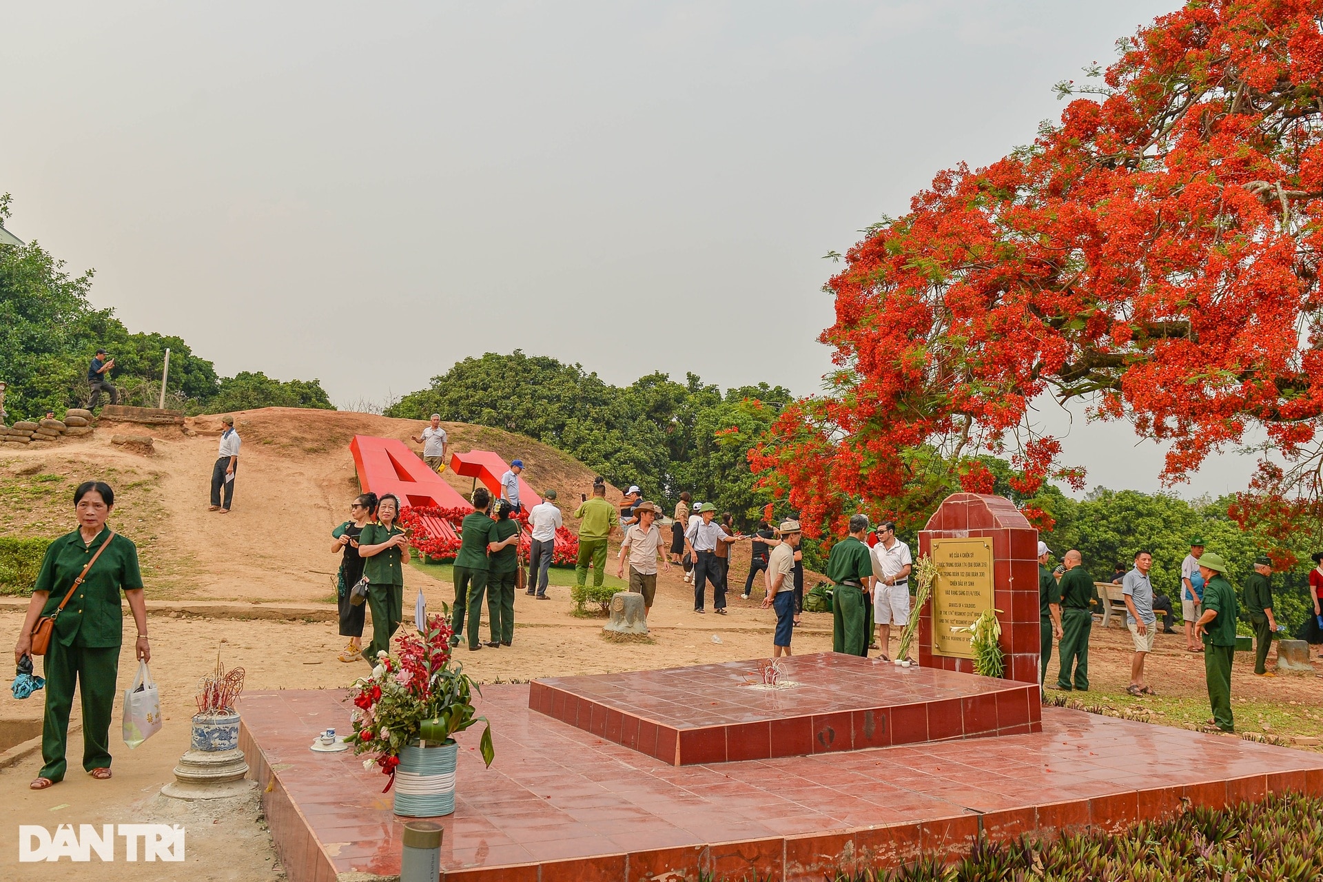 Les touristes affluent pour visiter les reliques historiques de Dien Bien Phu - 9