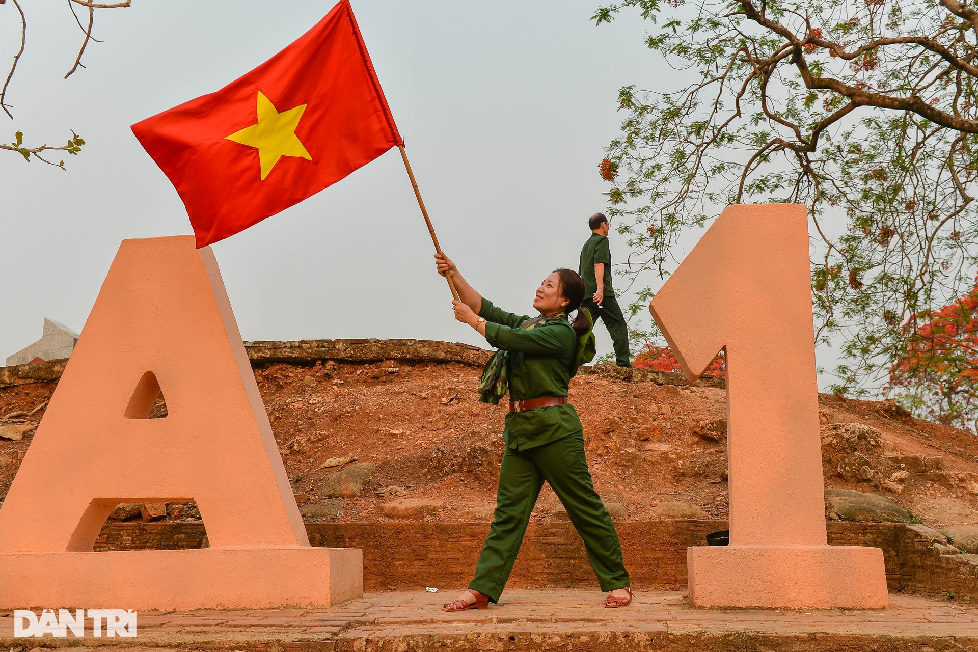 Les touristes affluent pour visiter les reliques historiques de Dien Bien Phu - 11