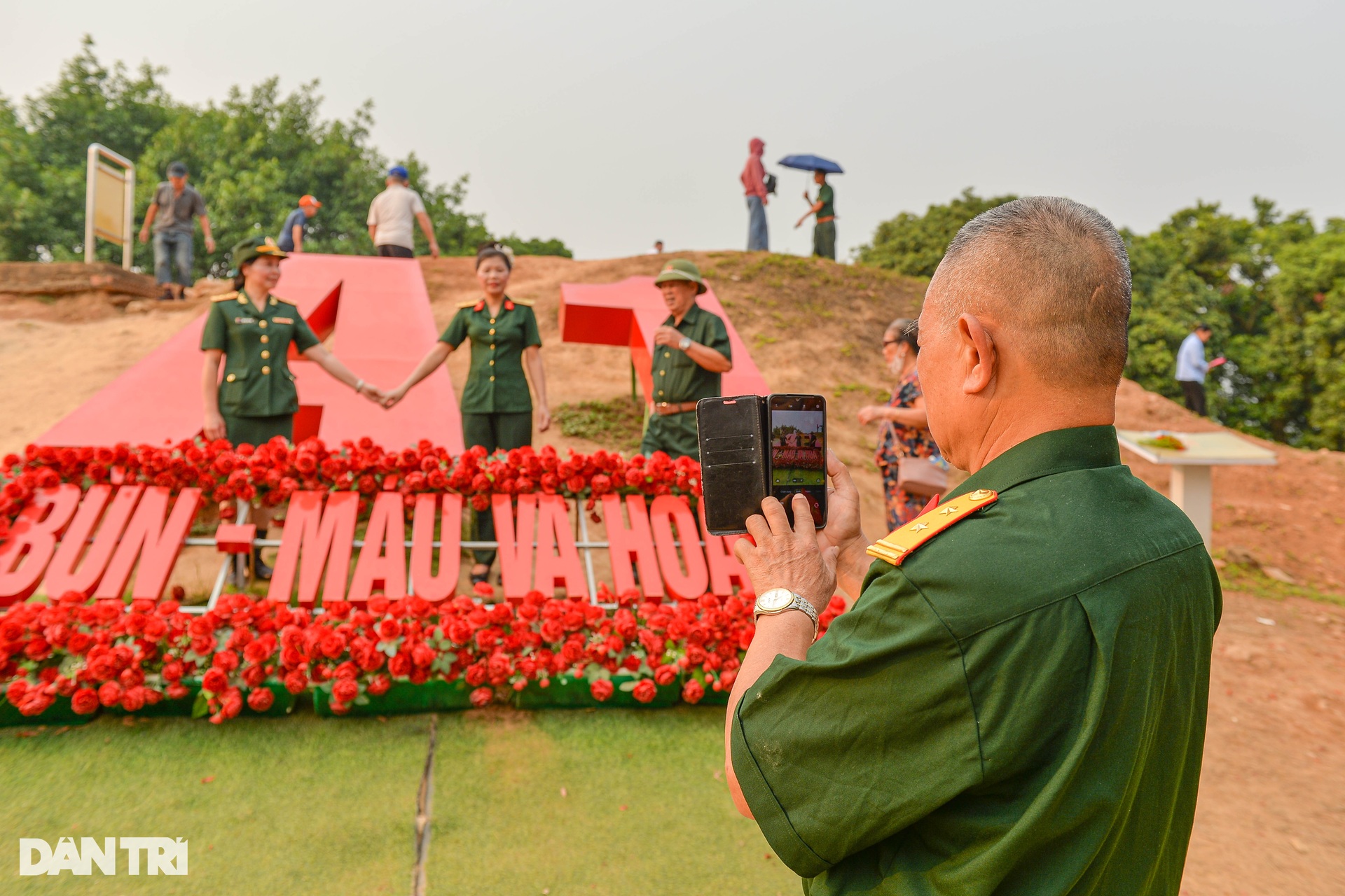 Les touristes affluent pour visiter les reliques historiques de Dien Bien Phu - 12