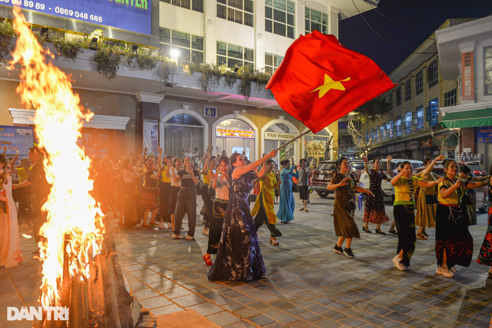 Du khách nườm nượp đổ về tham quan di tích lịch sử Điện Biên Phủ - 14 Du khách nườm nượp đổ về tham quan di tích lịch sử Điện Biên Phủ - 14