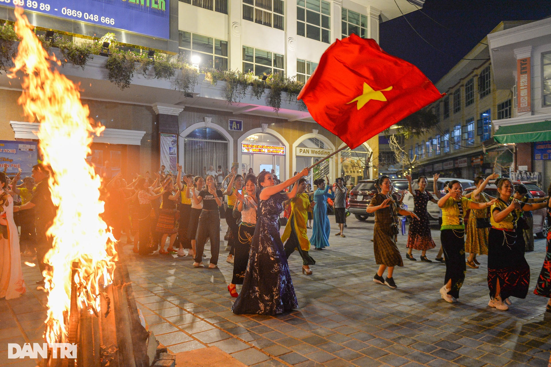 Les touristes affluent pour visiter les reliques historiques de Dien Bien Phu - 14