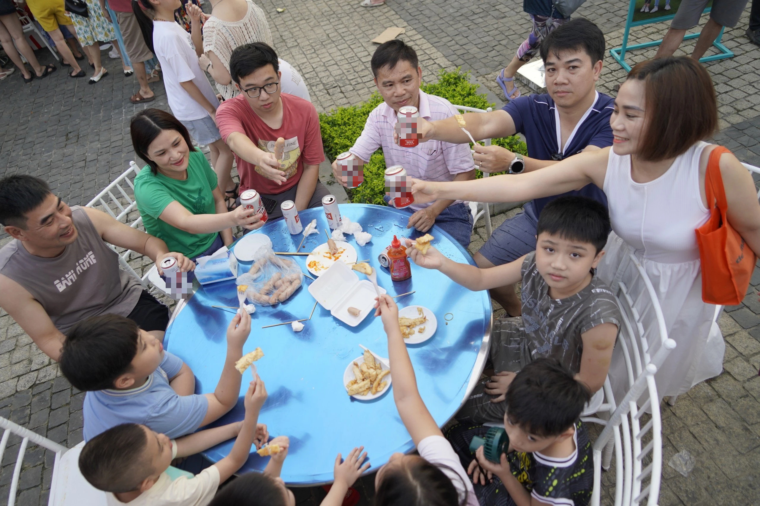 Đến Hạ Long uống bia, ăn miếng chả mực lớn nhất Việt Nam miễn phí - Ảnh 7. Đến Hạ Long uống bia, ăn miếng chả mực lớn nhất Việt Nam miễn phí - Ảnh 7.