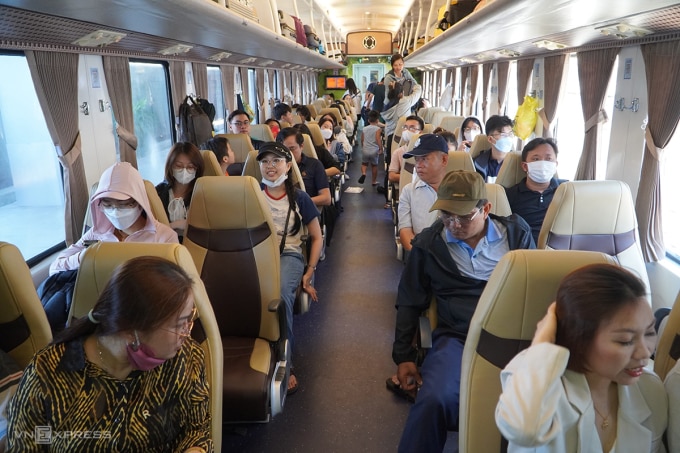 Passengers on the high-quality train SE22, journey from Ho Chi Minh City to Da Nang, April 27. Photo: Gia Minh