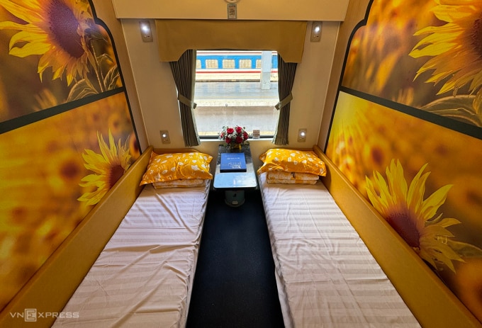 Khoang VIP được thiết kế chỉ hai giường, tương tự dạng ghế sofa trên tàu SE22 TP HCM - Đà Nẵng. Ảnh: Gia Minh