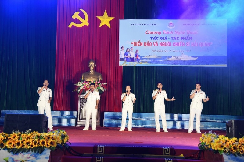 Đội văn nghệ xung kích Vùng 5 Hải quân thể hiện ca khúc “Ra khơi” của tác giả Hoàng Cường.