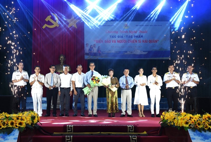 Thủ trưởng Bộ Tư lệnh Vùng 5 Hải quân chúc mừng các tác giả có tác phẩm được giới thiệu trong chương trình.